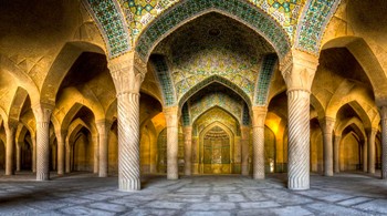 Nama asli masjid ini dalam bahasa Persia adalah Masjed-e Naseer ol Molk. Foto: Mohammad Reza Domri Ganji/1001 Inventions