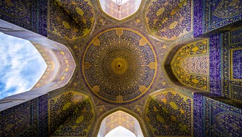 Masjid Nasir Al-Mulk dibangun atas perintah salah satu penguasa Dinasti Qajar, Mirza Hasan Ali Nasir Al-Mulk. Foto: Mohammad Reza Domri Ganji/1001 Inventions