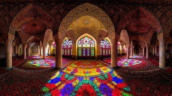 Ada banyak masjid di dunia, dan masing-masing memiliki desain unik. Salah satunya, Masjid Nasir Al-Mulk di Shiraz, Iran. Foto: Mohammad Reza Domri Ganji/1001 Inventions