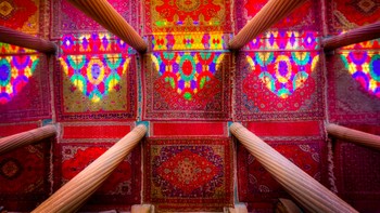 Ada yang menggambarkan keindahan masjid ini tampak seperti bola warna-warni yang meledak menjadi ribuan kupu-kupu yang beterbangan. Foto: Mohammad Reza Domri Ganji/1001 Inventions