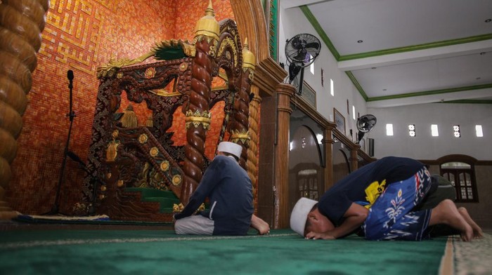 Sejumlah anak berwudhu sebelum melaksanakan shalat di Masjid Syekh Maulana Malik Ibrahim, Desa Leran, Gresik, Jawa Timur (28/3/2023). Masjid yang dibangun pada tahun 1389 masehi tersebut merupakan salah satu masjid tua di Gresik peninggalan Syekh Maulana Malik Ibrahim (Sunan Gresik) untuk menyebarkan agama Islam di Pulau Jawa. ANTARA FOTO/Rizal Hanafi/Ds/foc.