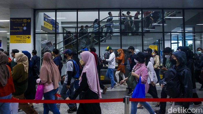 Melihat Kondisi Di Stasiun Manggarai Yang Ramai Setiap Hari