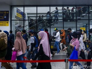 Ada Perbaikan KA Bandara, Penumpang KRL di Stasiun Manggarai Menumpuk