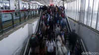 Anker alias anak kereta merespons pernyataan legislator itu. Salah seorang pengguna KRL, Indra, merespons pernyataan anggota DPR soal kesemrawutan di KRL yang disebut hanya terjadi di momen tertentu. Menurutnya, pernyataan Evita berbanding terbalik dengan kondisi di lapangan.