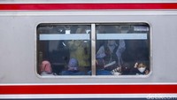 Aturan tersebut menyesuaikan dengan terbitnya Surat Edaran Menteri Perhubungan Nomor 17 Tahun 2023 tentang Protokol Kesehatan Pelaku Perjalanan Orang dengan Transportasi Kereta Api Pada Masa Transisi Endemi COVID-19. PT KAI menerapkan aturan itu mulai Senin (12/6/2023). Grandyos Zafna/detikcom