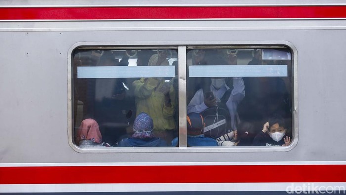 Melihat Kondisi di Stasiun Manggarai yang Ramai Setiap Hari Pernyataan Anggota Komisi VI F-PDIP Evita Nursanty terkait kondisi chaos jika tidak melakukan impor kereta bekas jadi polemik. Begini lho kondisinya di Stasiun Manggarai.