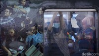 Seluruh pelanggan kereta api jarak jauh dan kereta api lokal diperbolehkan tidak memakai masker apabila dalam keadaan sehat dan tidak berisiko tertular atau menularkan Covid-19. Namun begitu, KAI menganjurkan pelanggan melakukan vaksinasi COVID-19 sampai dengan booster kedua atau dosis keempat terutama bagi masyarakat yang memiliki risiko tinggi penularan COVID-19. Grandyos Zafna/detikcom