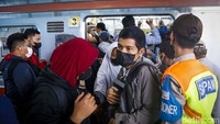 Di Stasiun Manggarai, penumpukan penumpang terjadi setiap hari pada jam kerja.