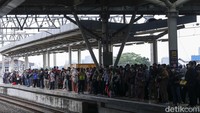 Kebanyakan dari penumpang ialah pekerja yang hendak pulang kerja.
