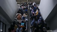 Selain itu, di sudut Stasiun Manggarai lainnya, para penumpang terlihat memenuhi tangga dan eskalator. Hal ini lumrah terjadi setiap hari pada setiap jam kerja.