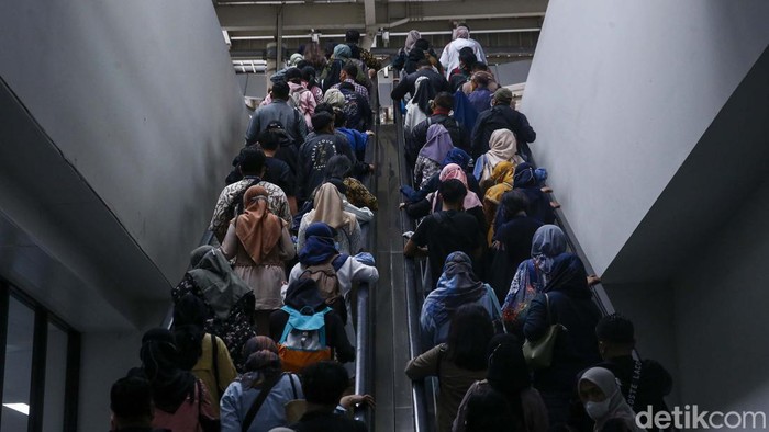 Pernyataan Anggota Komisi VI F-PDIP Evita Nursanty terkait kondisi chaos jika tidak melakukan impor kereta bekas jadi polemik. Begini lho kondisinya di Stasiun Manggarai.
