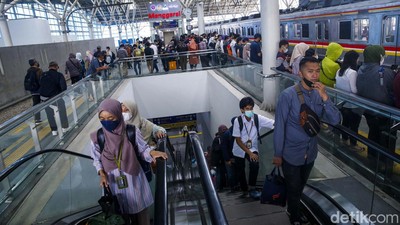 Melihat Kondisi di Stasiun Manggarai yang Ramai Setiap Hari