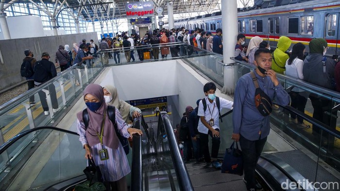 Melihat Kondisi di Stasiun Manggarai yang Ramai Setiap Hari Pernyataan Anggota Komisi VI F-PDIP Evita Nursanty terkait kondisi chaos jika tidak melakukan impor kereta bekas jadi polemik. Begini lho kondisinya di Stasiun Manggarai.