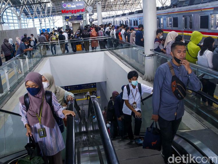 Melihat Kondisi di Stasiun Manggarai yang Ramai Setiap Hari