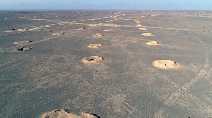Melihat Proyek Air Bawah Tanah Gurun Karez di Hami China Gurun Karez merupakan proyek air bawah tanah yang dibuat di tanah gersang. Karez ini terletak di Hami, Provinsi Xinjiang, China.