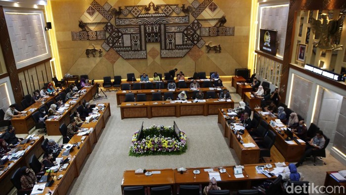 Menteri Kesehatan Budi Gunadi Sadikin menyampaikan paparan dalam rapat kerja bersama Komisi IX DPR RI di kompleks Parlemen, Senayan, Jakarta, Selasa (28/3/2023).