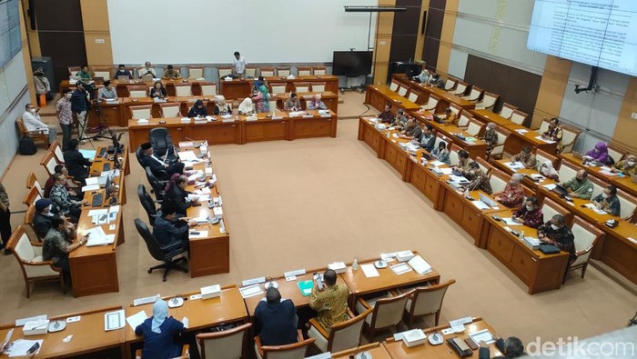 Mensos Risma mengeluhkan anggaran bansos bencana tahun 2023 untuk Kemensos sebesar Rp 50 miliar. Sampai Maret, anggaran itu sudah terpakai Rp 22 miliar. Hal itu disampaikan dalam RDP dengan Komisi VIII DPR RI (Silvia/detikcom)
