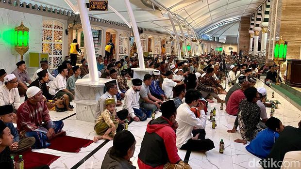 Menu berbuka di Masjid Ar Rahman Blitar