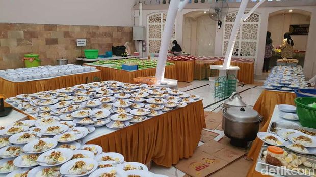 Menu berbuka di Masjid Ar Rahman Blitar