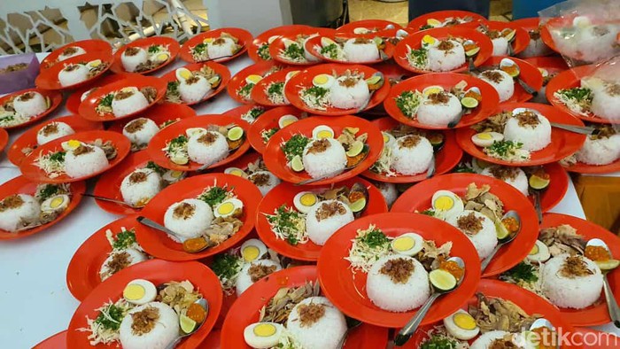 Menu berbuka di Masjid Ar Rahman Blitar