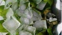 Es pisang ijo merupakan jenis kudapan yang berasal dari Makassar. Es pisang ijo yang ada pada gambar satu ini adalah pisang dengan warna kulit hijau alias belum matang. Foto: site news