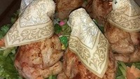Menu ayam bakar satu ini cocok sekali disajikan saat sedang buka puasa. Pasalnya, ayam panggang utuh ini dihias seperti sosok ibu-ibu yang menggunakan jilbab. Foto: site news