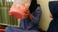 Momen buka puasa satu ini membuat gelak tawa, karena cara meminum es buah yang tak biasa. Es buah yang disajikan di dalam stoples besar itu langsung diseruput oleh seorang wanita. Foto: site news