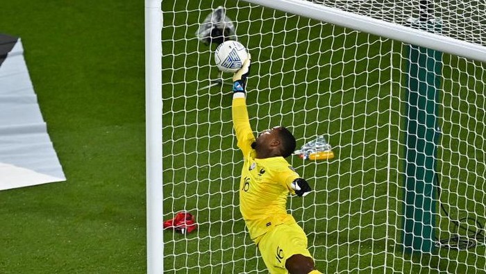 Dublin , Ireland - 27 March 2023; France goalkeeper Mike Maignan saves the header from Nathan Collins of Republic of Ireland during the UEFA EURO 2024 Championship Qualifier match between Republic of Ireland and France at Aviva Stadium in Dublin. (Photo By Piaras Ó Mídheach/Sportsfile via Getty Images)