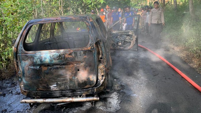 Mobil ludes terbakar di jalan Paliyan-Saptosari, Kapanewon Saptosari, Kabupaten Gunungkidul, Selasa (28/3/2023).