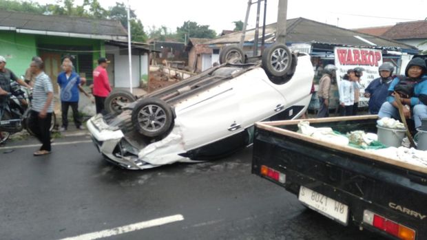 mobil terbalik di jombang