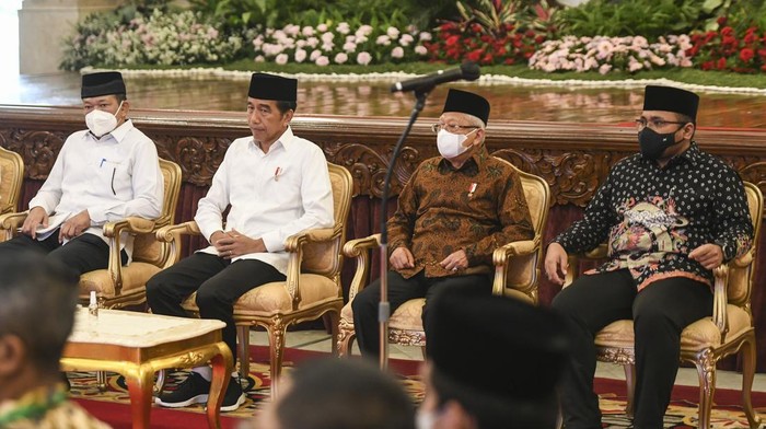 Presiden Joko Widodo (kiri) didampingi Ketua Baznas Noor Achmad mencoba fasilitas Rozak (Robot Zakat) saat menyampaikan zakat kepada Badan Amil Zakat Nasional  (Baznas) di Istana Negara, Jakarta, Selasa (28/3/2023).  Presiden mengimbau kepada pejabat negara untuk menunaikan kewajiban zakat melalui Baznas dan disalurkan tepat sasaran agar meningkatkan kesejahteraan masyarakat dan diberikan keberkahan.