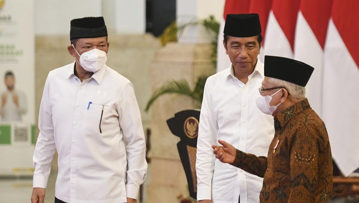 Presiden Joko Widodo (kiri) didampingi Ketua Baznas Noor Achmad mencoba fasilitas Rozak (Robot Zakat) saat menyampaikan zakat kepada Badan Amil Zakat Nasional  (Baznas) di Istana Negara, Jakarta, Selasa (28/3/2023).  Presiden mengimbau kepada pejabat negara untuk menunaikan kewajiban zakat melalui Baznas dan disalurkan tepat sasaran agar meningkatkan kesejahteraan masyarakat dan diberikan keberkahan.