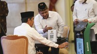Presiden Joko Widodo (kiri) didampingi Ketua Baznas Noor Achmad mencoba fasilitas Rozak (Robot Zakat) saat menyampaikan zakat kepada Badan Amil Zakat Nasional (Baznas) di Istana Negara, Jakarta.