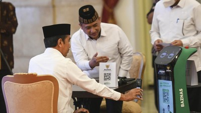 Momen Jokowi dan Maruf Amin Serahkan Zakat ke Baznas Pakai QR Code