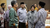 Rapat membahas pelaksanaan program dan anggaran Tahun 2023 Kementerian Sosial. 