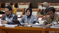 Menteri Sosial Tri Rismaharini tampak didampingi para pejabat Kementerian Sosial.
