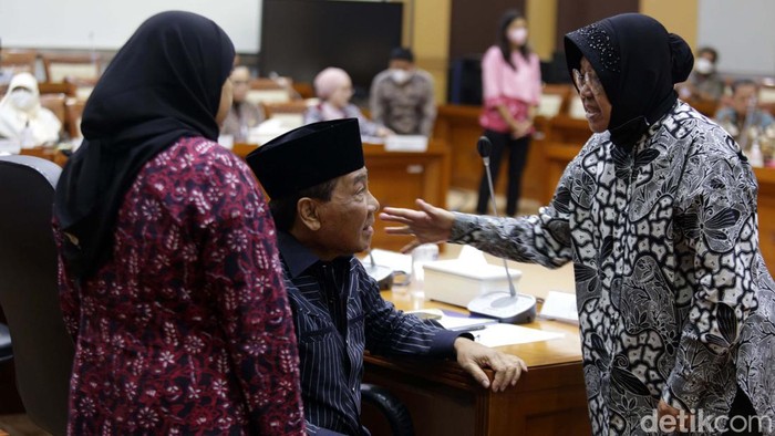 Momen Mensos Raker dengan Komisi VIII DPR Mensos Tri Rismaharini menghadiri Rapat Kerja dengan Komisi VIII DPR, Selasa (28/3/23). Rapat itu membahas pelaksanaan program dan anggaran Tahun 2023 Kemensos.