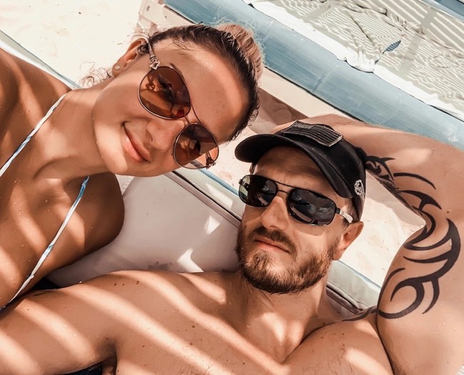 Monica Huldt dan suaminya John mengaku rumah tangga mereka semakin bahagia meski kini banyak mendapat kritikan dari orang lain. Foto: Instagram