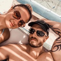 Monica Huldt dan suaminya John mengaku rumah tangga mereka semakin bahagia meski kini banyak mendapat kritikan dari orang lain. Foto: Instagram