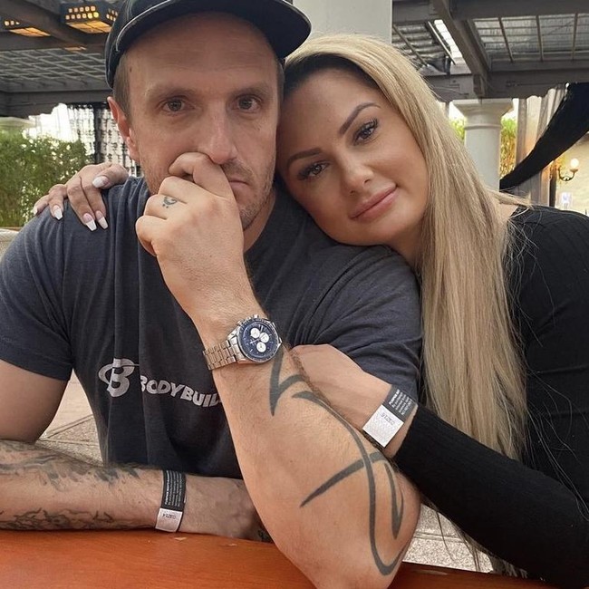 “Ketika aku mengabdi, itu membuatnya bahagia, dan itu berbalik membuatku bahagia,” ungkap selebgram asal Swedia itu di program Love Dont Judge. Foto: Instagram