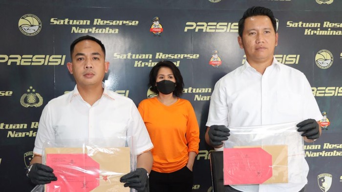 Pengacara Natalia Rusli menyerahkan diri ke polisi setelah masuk dalam daftar pencarian orang (DPO) selama empat bulan. Natalia Rusli disebut terlibat kasus penipuan.