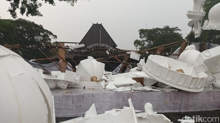 Ornamen ramadan di halaman Balai Kota Solo ambruk karena hujan lebat disertai angin kencang, Selasa (28/3/2023).