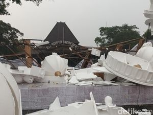 Hujan Disertai Angin, Ornamen Masjid Zayed di Balai Kota Solo Porak-poranda