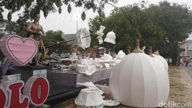 Ornamen ramadan di halaman Balai Kota Solo ambruk karena hujan lebat disertai angin kencang, Selasa (28/3/2023).