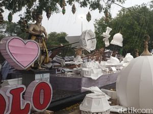 Dihajar Hujan-Angin, Ornamen Masjid Sheikh Zayed Hancur Berantakan