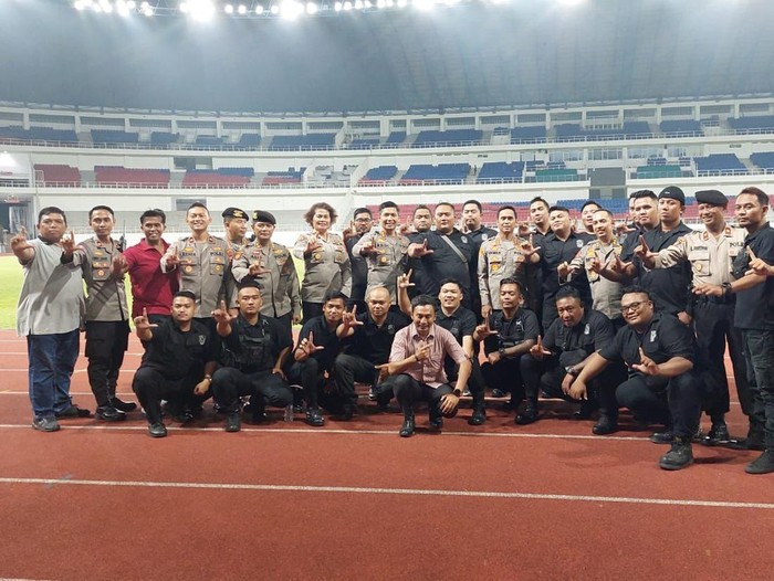 Panpel PSIS Semarang dan aparat keamanan berfoto bersama usai berkoordinasi serta gladi bersih persiapan laga PSIS vs Persebaya di Stadion Jatidiri Semarang, Senin (27/3/2023) malam.
