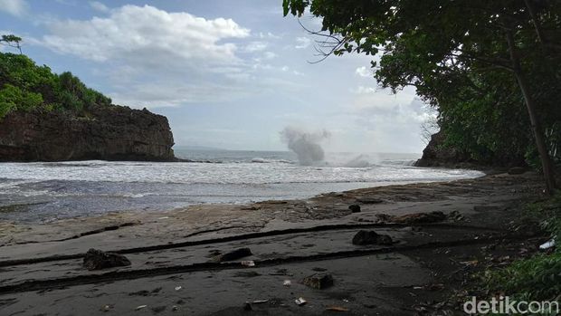 Pantai Madasari di Pangandaran.
