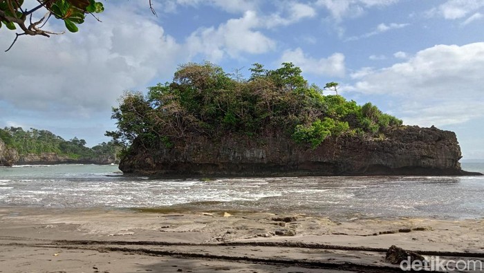 Pantai Madasari di Pangandaran.