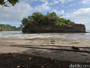 Pantai Madasari yang Konon Tempat Semedi Soekarno