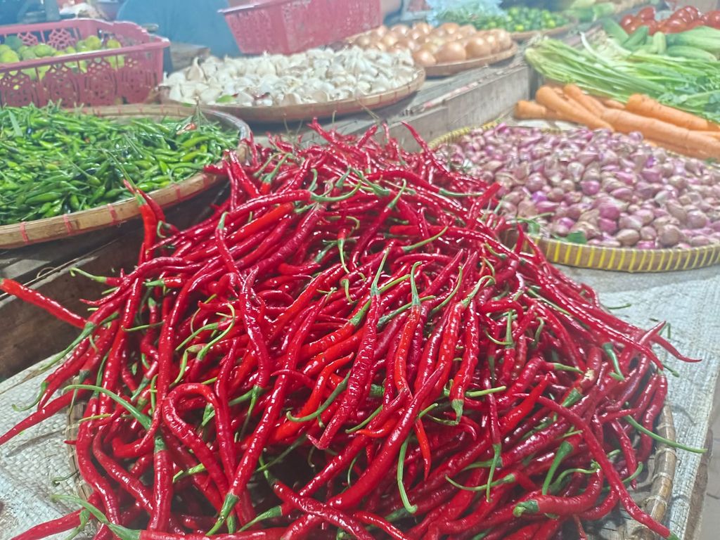 Pantauan harga sembako 5 hari ramadan di pasar Jatinegara [foto: martyasari rizky] makasih. (CNBC Indonesia/Mtya Rizki)